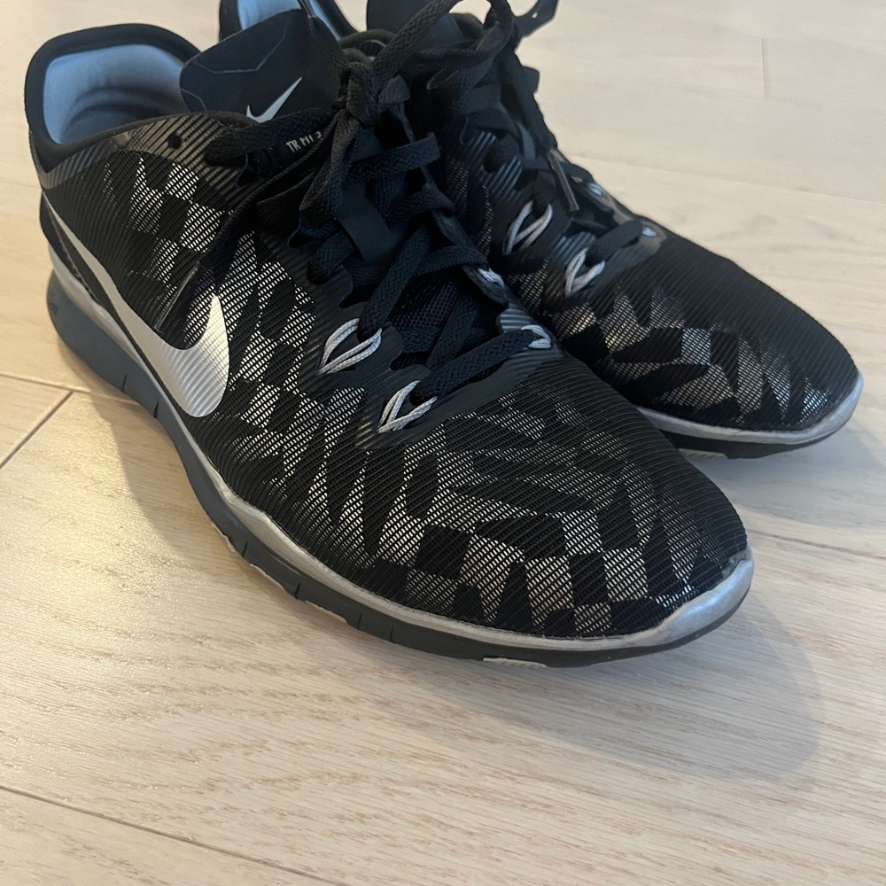 Nike FREE 5.0 Zoom Black and Silver Athletic Shoes with Woven Design